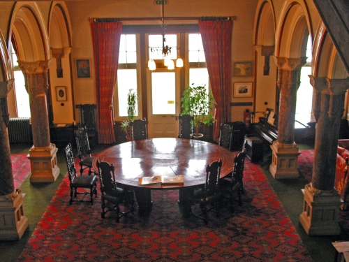 A Távola Redonda do hotel Camelot Castle / Camelot Castle Hotel's Round Table