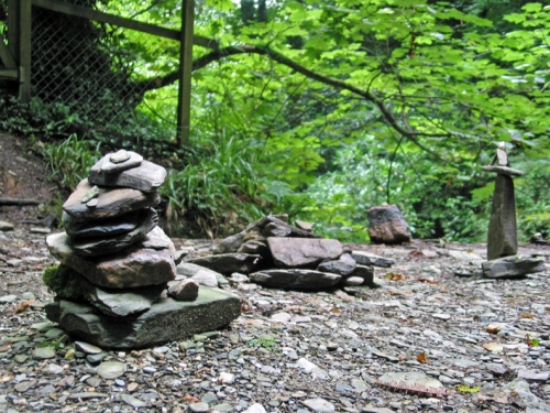 Pilhas de pedras feitas pelos visitantes junto à cachoeira / Stone piles left by visitors next to waterfall