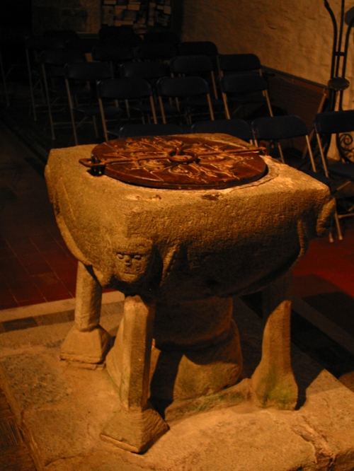 Pia batismal escavada em pedra / Baptismal font carved in stone