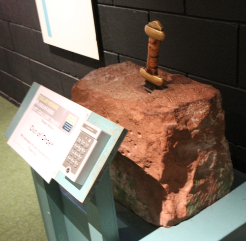 Excalibur de brinquedo no museu Tully House, Carlisle / A toy Excalibur at Tully House Museum